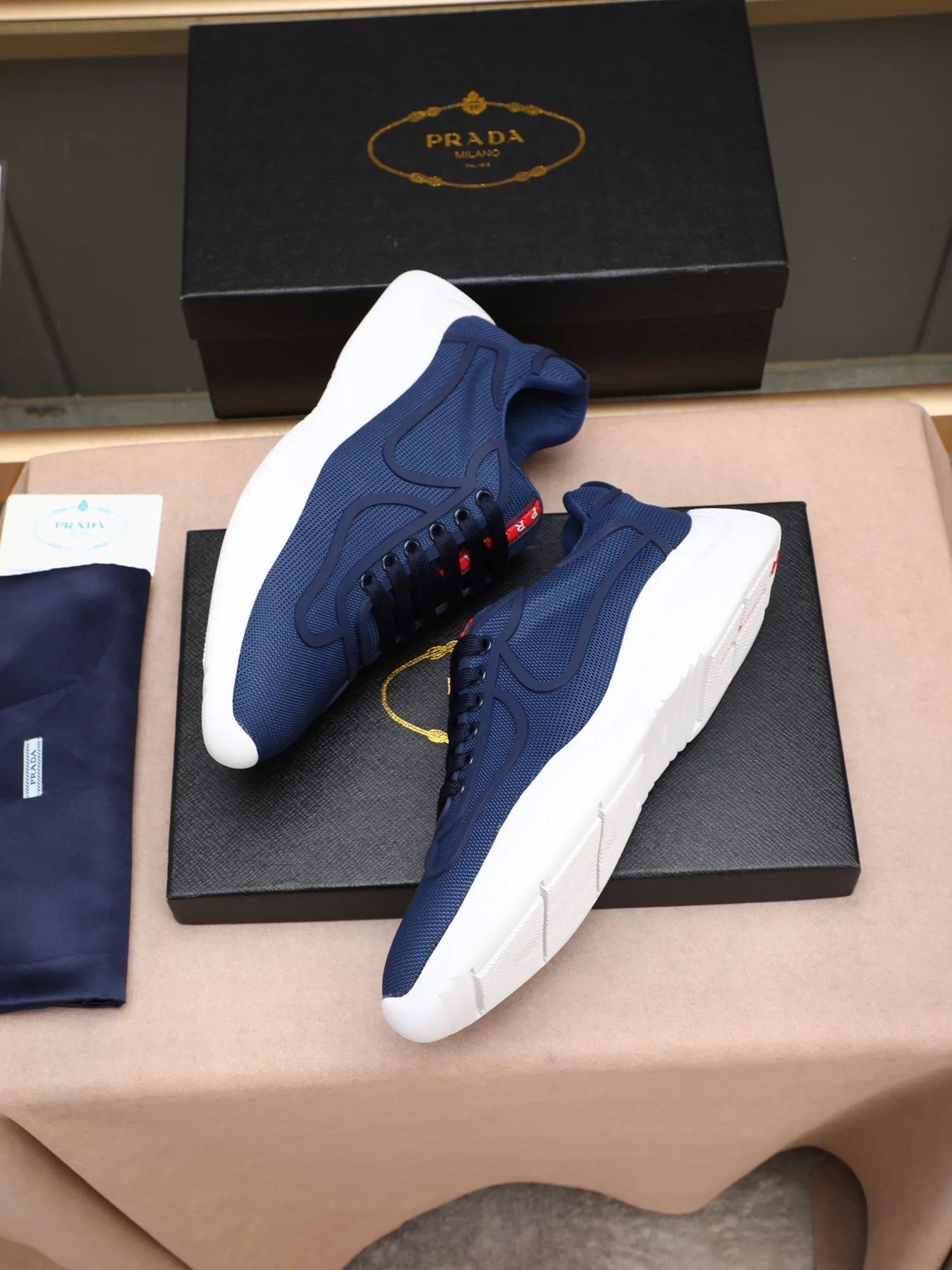 Men's shoes 💰400 PRADA/Prada men's lace-up casual sports shoes, the upper is made of imported rubber and breathable mesh. It is soft, comfortable and breathable. The tongue is decorated with the PRADA brand letter logo. The thick rubber sole echoes the red label tongue. The style is fashionable and elegant. The details are carefully crafted. A casual sports shoe with a super western style and excellent breathability!  Size: 38-44 (45 46 customized)
